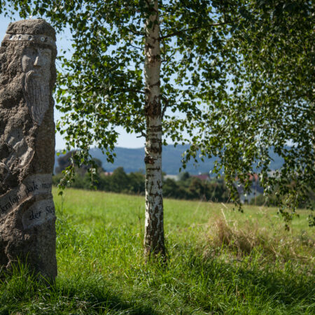 Skulptur eines sorbischen Königs bei Ebendörfel – Aufnahme 2021