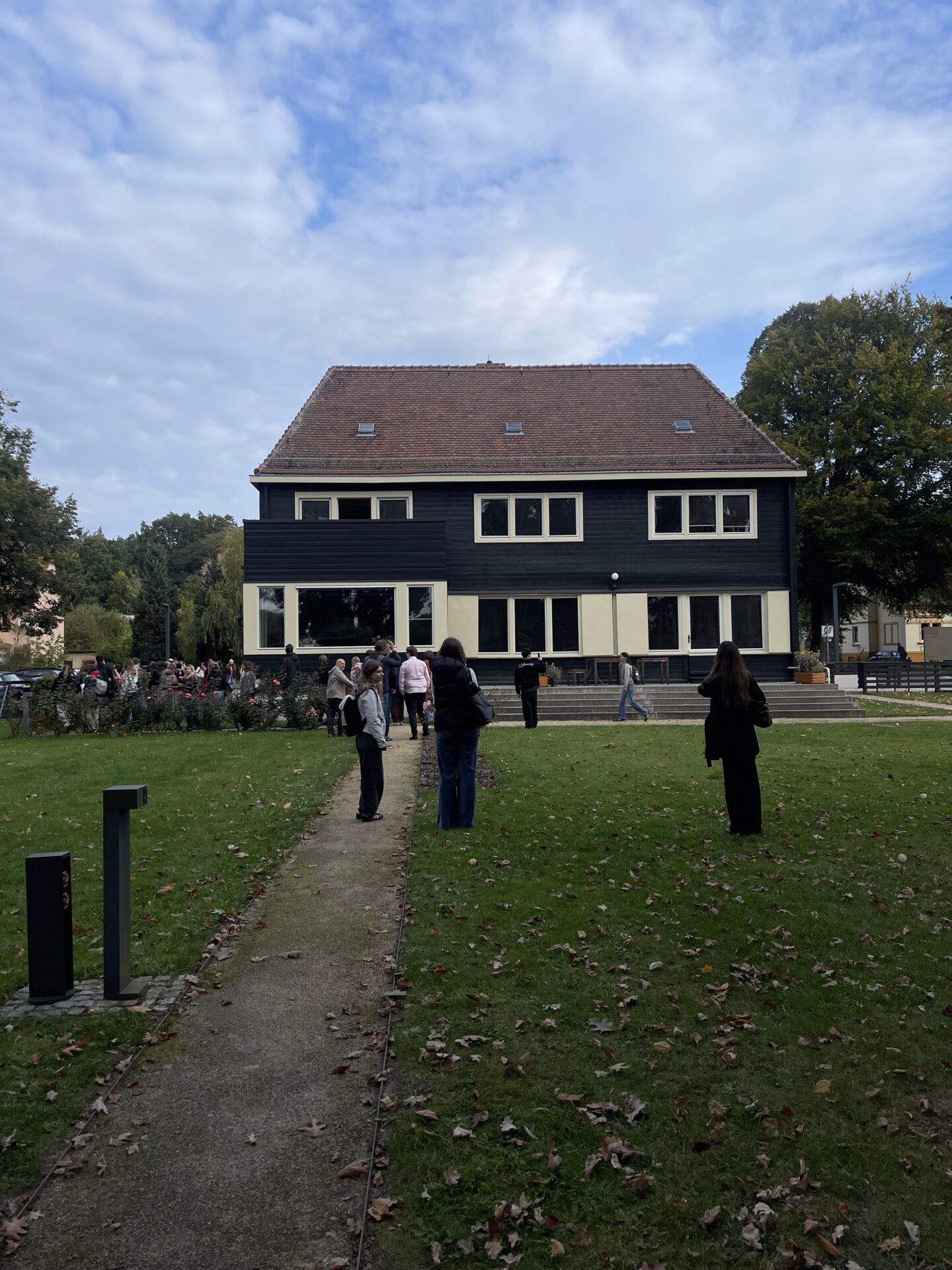 Ansichten des Konrad-Wachsman-Hauses